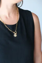 Musculosa negra de tejido liso, corte recto y sin mangas. Presenta un detalle de pespunte horizontal a la altura de la cintura.