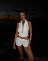 Short blanco con textura, de corte ajustado y cintura alta.