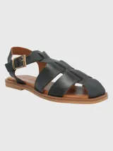 Sandalias bajas doradas con diseño de tiras entrecruzadas y hebilla lateral.