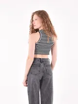 Musculosa corta a rayas horizontales de colores pastel.