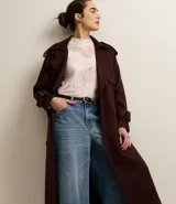 Pantalón pantalona de jeans con cintura alta, bolsillos delanteros y traseros, corte amplio y trabillas en la cintura.