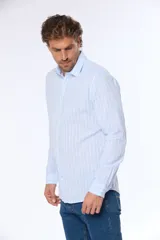 Camisa de lino color beige con rayas verticales blancas, corte slim fit y mangas largas.