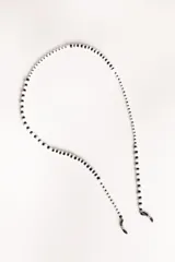 Correa para lentes con cuentas blancas y negras.