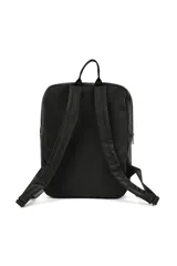 Mochila color tostado con bolsillo frontal con cierre.