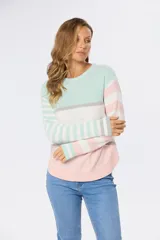 Buzo de tejido fino color beige con rayas horizontales azules y blancas, confeccionado en algodón.