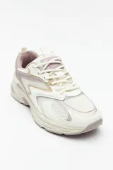 Zapatillas urbanas blancas con detalles plateados, de caña baja y cordones.