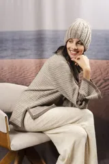 Gorro de lana tejido a mano en marrón y blanco. Accesorio unisex de tejido flexible que se adapta a todos los tamaños. Hecho 100% en Uruguay.