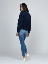 Sweater azul marino de cuello redondo con logo de la marca bordado con perlas en el pecho.