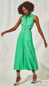 Vestido midi camisero color verde, sin mangas, con cuello camisero, abotonado al frente y con aberturas laterales en la cintura.