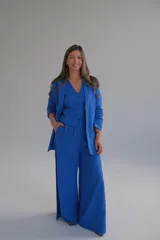 Blazer azul de lino, con solapa de muesca, cierre frontal con botones y bolsillos laterales.