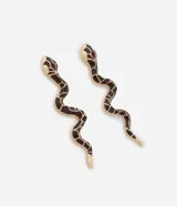 Aros colgantes medianos con forma de serpiente, esmaltados en color marrón y blanco con detalles dorados.