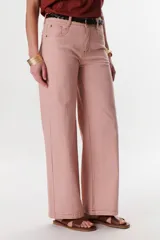 Pantalón de jean blanco de lino strech, corte recto y tiro alto.