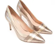 Stilettos metalizados en tono dorado, con punta fina y tacón de aguja, que aportan elegancia y sofisticación.