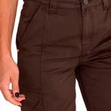 Pantalón cargo marrón con corte recto, bolsillos laterales con solapa y cierre con cremallera y botón.