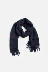 Bufanda larga azul marino con estampado de cuadros en rojo y gris, y flecos en los extremos.