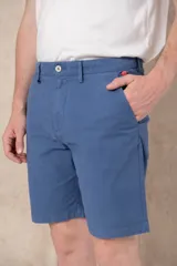 Bermuda color beige de corte clásico con bolsillos laterales y traseros.