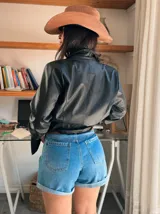 Short de jean azul claro con dobladillo en la botamanga.