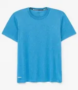 Remera deportiva gris de manga corta, confeccionada en tejido de malla 100% poliéster con tecnología Get Dry.