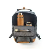 Mochila marrón de tela canvas con compartimento para notebook y accesorios de mate.