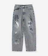 Pantalón masculino super baggy confeccionado en jeans sostenible con cintura con trabilla, cierre tradicional, bolsillos y estampa de grafiti.
