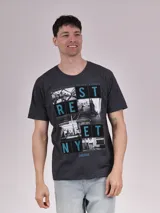 Remera gris melange de manga corta con estampado de fotos en blanco y negro y texto en azul que dice 'City Streets Are The Real Runways' y 'Rest NY'.