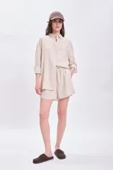 Camisa casual de manga larga color beige confeccionada en lino.