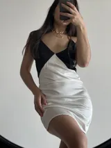 Minivestido de satén blanco y negro con breteles finos.