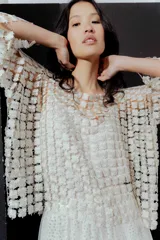 Blusa con diseño de mini flores, mangas 3/4 y cuello cuadrado.