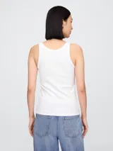 Musculosa de punto acanalado color azul marino, con cuello redondo y sisas anchas.