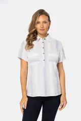Camisa de lino a rayas de colores pastel con medio botón. Tiene dos bolsillos en el pecho, botones metálicos personalizados y dobladillo en la manga.