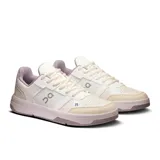 Championes urbanos blancos con detalles en gris y lila, de cuero sintético y suela de goma.