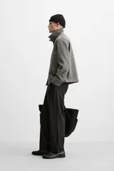 Sobrecamisa gris de corte regular, con cuello solapa, manga larga con puño abotonado y cierre frontal con botones.