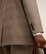 Blazer oversized con estampado de cuadros, cierre simple con dos botones, solapas de muesca y bolsillos delanteros con solapa.