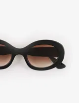 Lentes de sol con montura ovalada y filtro de protección UV 400, bloqueando rayos UVA y UVB.