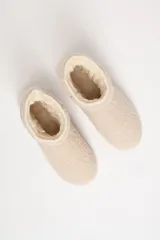Pantuflas tipo bota de sherpa color crudo con suela de goma.