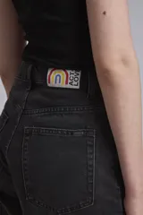 Bermuda de jean color negro con tiro alto y corte recto.