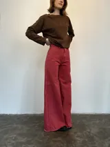 Pantalón jean fucsia de tiro medio, corte wide leg con godets y ruedo desflecado.