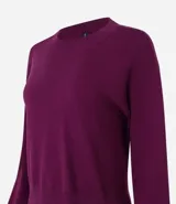 Suéter boxy color marrón, de punto leve, con cuello redondo y mangas largas con puños y bajo acanalados.