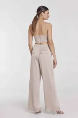 Pantalón de vestir blanco de corte recto.