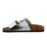 Sandalias planas color plateado con dos tiras anchas ajustables con hebillas metálicas.