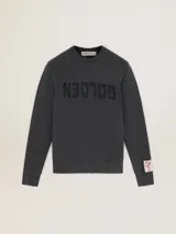 Buzo gris de algodón con efecto desgastado, cuello redondo y logo estampado en el frente. Parche con logo de estrella en la manga.