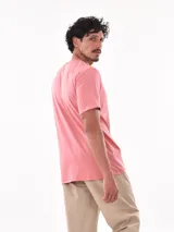 Remera blanca con diseño gráfico en el pecho, corte slim y manga corta.