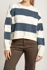 Sweater de algodón a rayas horizontales anchas en color azul marino y blanco.
