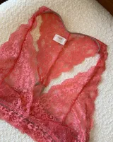 Soutien de encaje azul marino con breteles finos y elástico en el bajo busto.