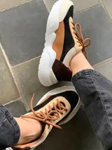 Championes urbanos Champion Nitai, con diseño de paneles en tonos beige, marrón y blanco.