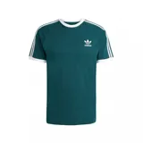 Remera verde con cuello redondo y mangas cortas con ribete blanco. Presenta el logo de Adidas bordado en blanco en el pecho y las tres bandas características de la marca en blanco a lo largo de las mangas.