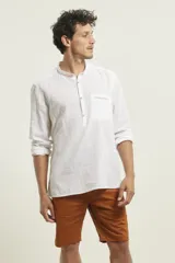 Camisa amarilla de lino con cuello mao y manga larga.