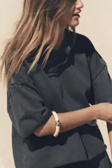 Sudadera gris oscuro con cuello en V y mangas 3/4. Tejido con efecto lavado y rib a tono.