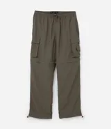 Pantalón paper touch color verde militar, con bolsillos laterales, cintura elástica y cordón de ajuste. Se convierte en bermuda gracias a un cierre a la altura de la rodilla.