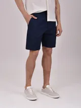 Bermuda azul oscuro con cintura elástica y bolsillos laterales.